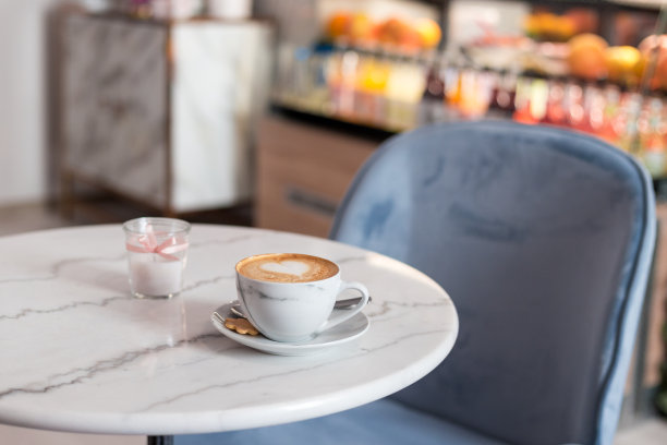 一杯美丽的拉花咖啡。早上，咖啡馆里的热咖啡。食品的概念图片下载
