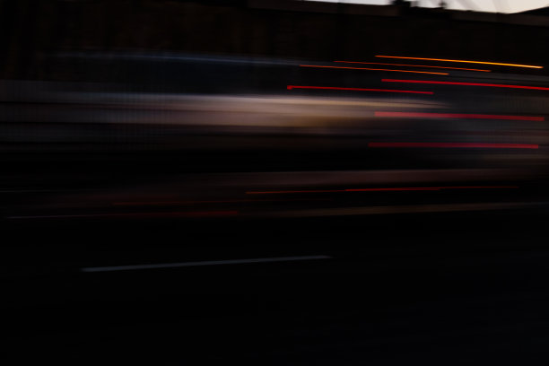 高速公路上汽车发出的灯光图片下载