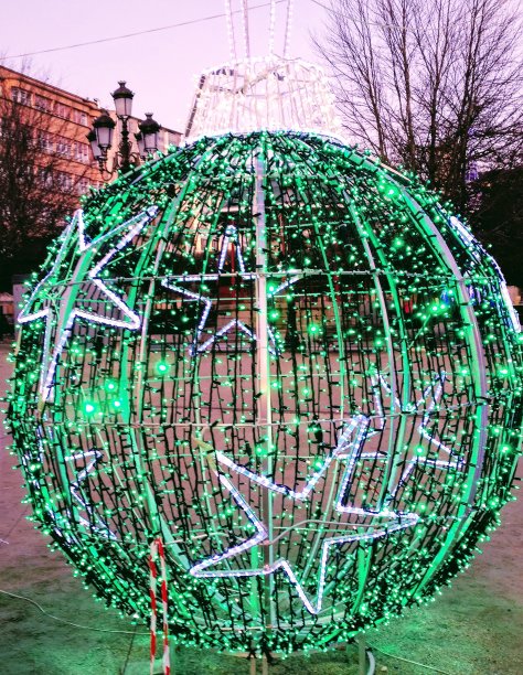 西班牙加利西亚的卢戈市，街道灯圣诞装饰，大型圣诞树球。图片下载