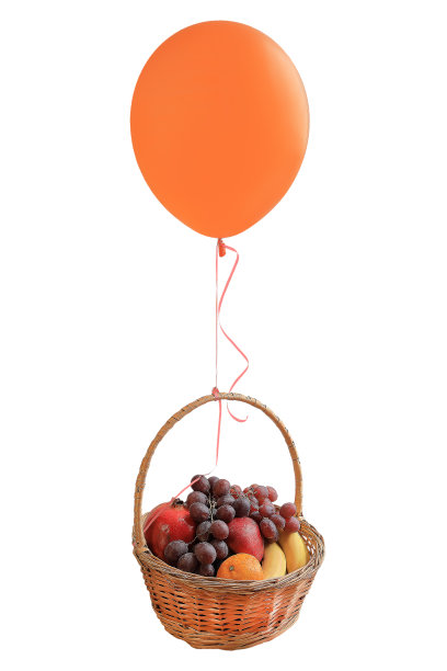 一个绑着气球的水果篮被孤立在白色的背景上图片下载