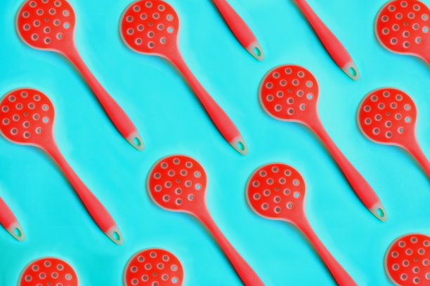 蓝色背景上的粉色漏勺图案图片下载