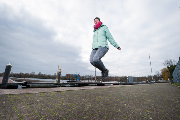 在美丽的昂特巴赫湖附近Düsseldorf做户外运动的妇女图片下载