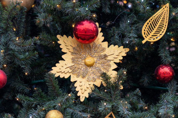用球和花装饰的圣诞节装饰品图片下载