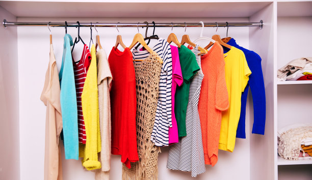 这么多的衣服。图片下载