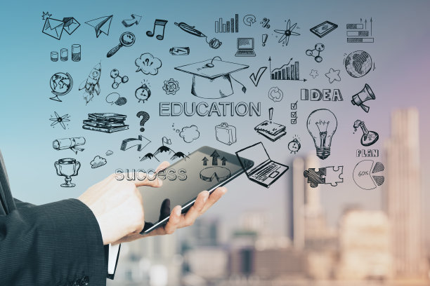 教育理念与手绘符号和文字和人的手与数字平板。图片下载