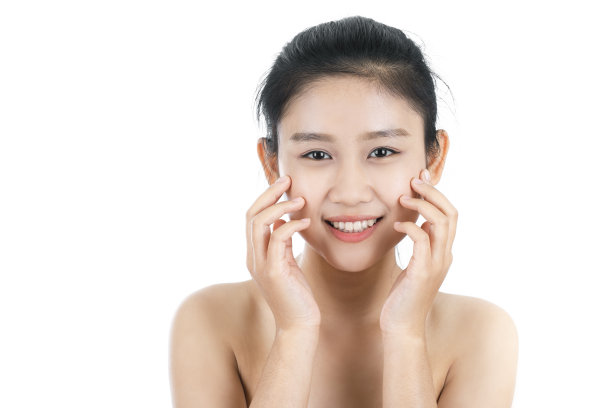 迷人的亚洲年轻女子肖像与美丽的皮肤和脸孤立在白色的背景。健康肌肤和面部护理理念。图片下载