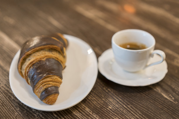 妈妈和女儿吃冰淇淋。真实的照片图片下载