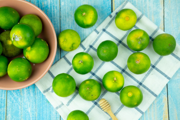 鲜绿的石灰。酸橙是一种水果。结果是非常酸的泰国菜风格图片下载