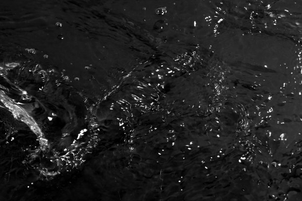 黑色背景上的水的纹理，夜间的水图片下载