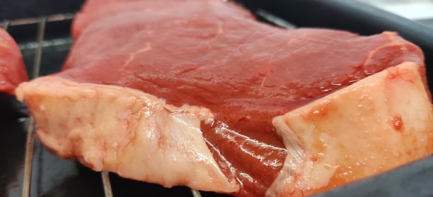 在烤架上烤牛排的ECU图片下载