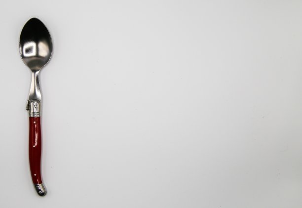 孤立闪亮的银色和红色汤匙与白色空白背景图片下载