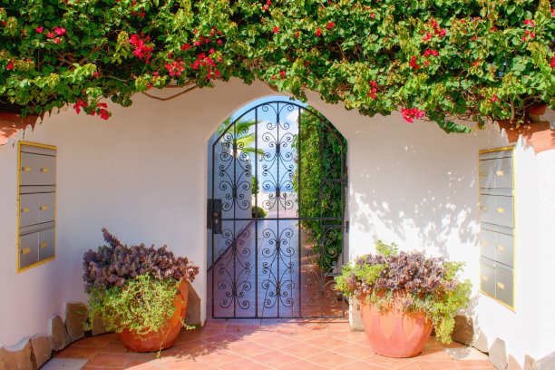 美丽的大门通往鲜花环绕的花园图片下载