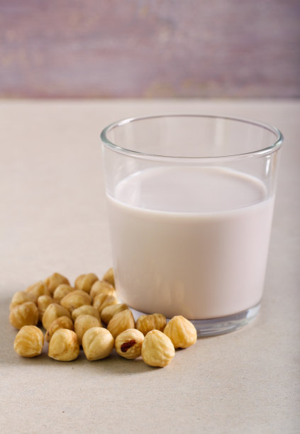 非乳制品榛子牛奶在玻璃图片下载