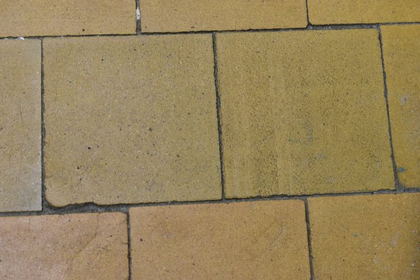 黄色瓷砖地板由小瓷砖制成。图片下载