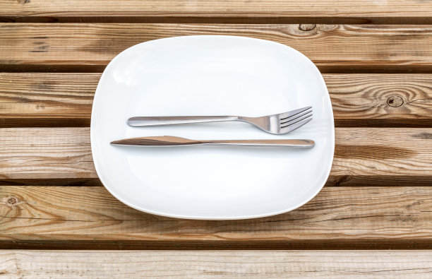 带餐具的圆盘子图片下载