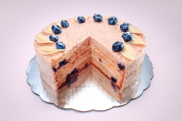 蛋糕巧克力与酸奶奶油和蓝莓水果孤立在粉红色的背景图片下载