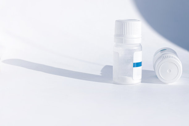 白色背景的药瓶中的酸奶发酵剂。自制发酵牛奶饮料。健康饮食,饮食。图片下载