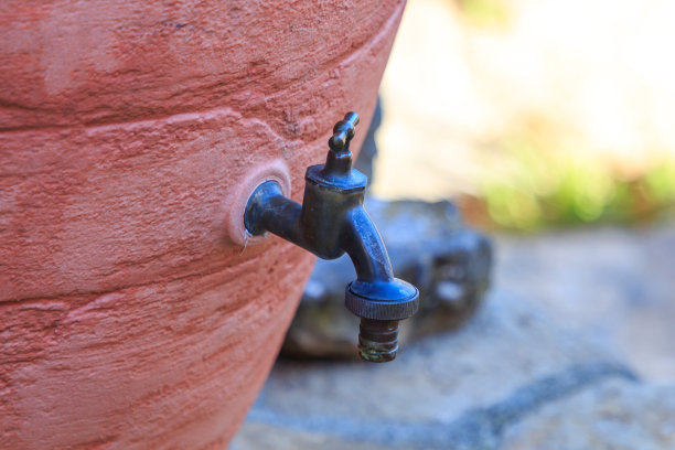 古董黄铜水龙头上有泥沉淀图片下载