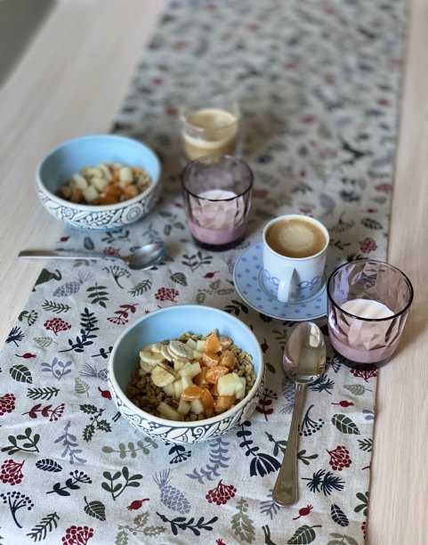 早餐有水果、牛奶和咖啡图片下载