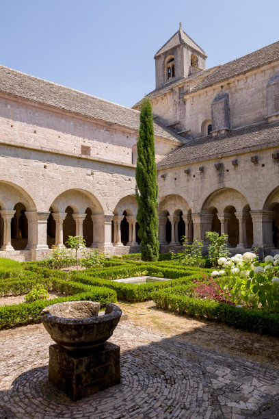 塞纳克圣母院的内院和柱廊图片下载