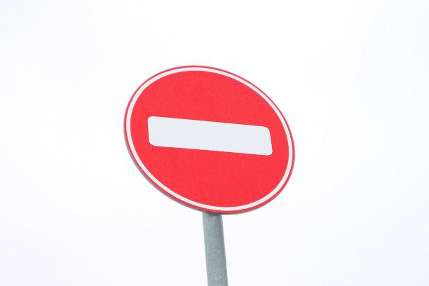 白色背景上的路标图片下载