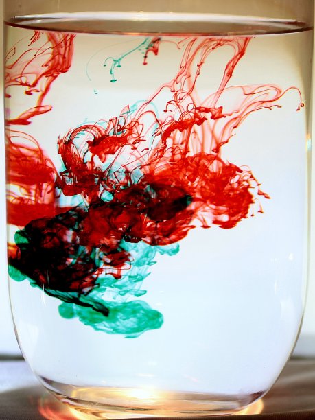 红色和绿色的墨水在水中。图片下载