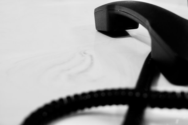 白色背景上的黑色老式电话听筒图片下载