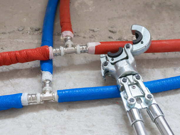 铜管卷绕压管工具。加热管由压装件连接。液压，管子工工具。图片下载