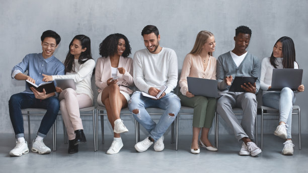 等待面试的有创造力的年轻人图片下载