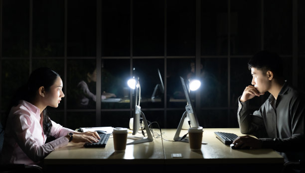 工作到深夜。图片下载