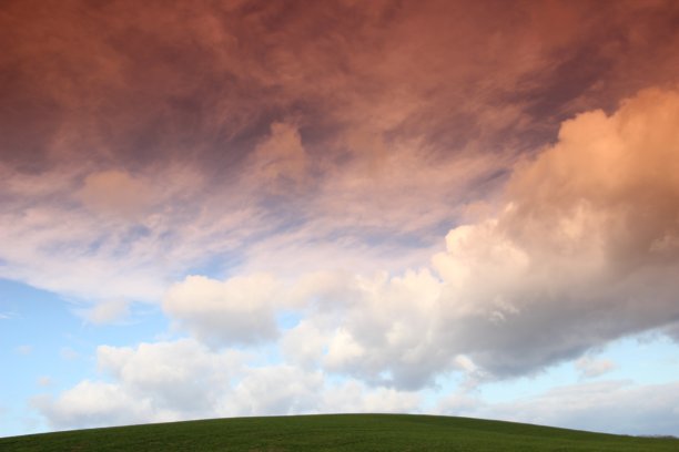 日落时匈牙利山上的云彩。图片下载