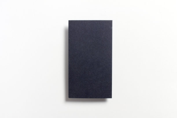 黑色空白无光线性纹理的名片飞行和孤立在白纸背景，美国标准尺寸3.5 x 2英寸，真正的专业工作室照片。图片下载