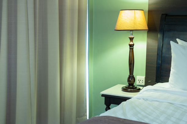 卧室内饰有枕头和台灯图片下载