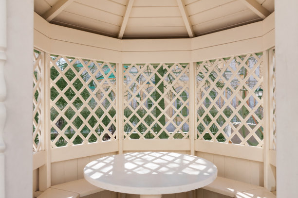 美丽的白色木制花园房子凉亭，在阳光明媚的夏天在公园里放松图片下载