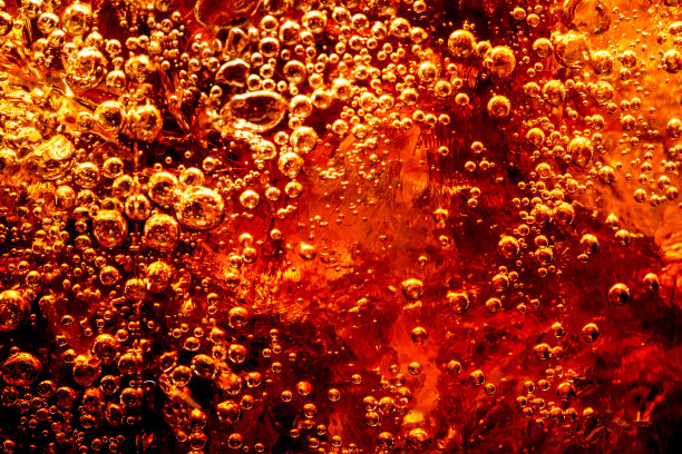 背景的可乐与冰和泡沫。侧视图背景的清爽可乐调味苏打与碳酸与复古色调图片下载