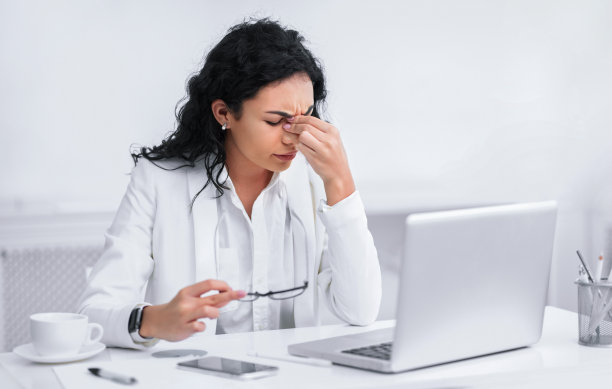 疲惫的墨西哥老师在按摩鼻子和眼睛图片下载