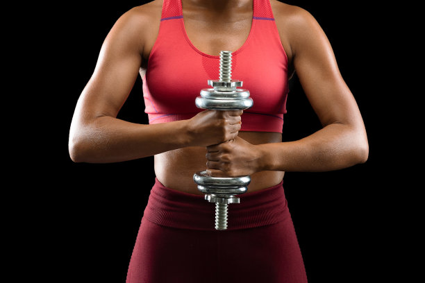 运动身体的非洲健身模型与哑铃图片下载