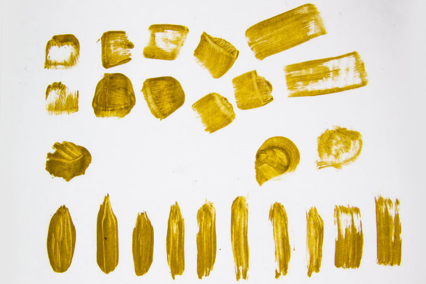 白色背景下的金色笔触。金色抽象画笔痕迹。手工设计元素使用。油漆垃圾条纹设置为背景和油漆纹理图片下载