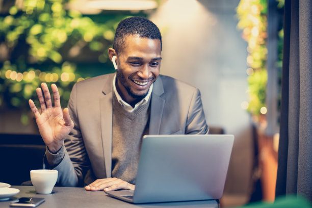 微笑的非洲式经理给家人视频电话图片下载