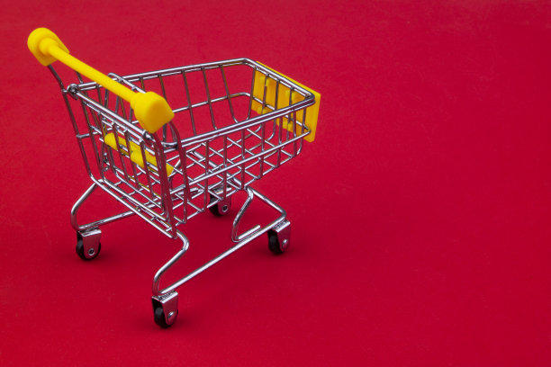 红色背景上的黄色购物车图片下载