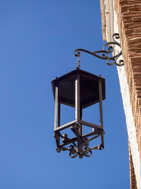 西班牙街头的老式灯笼图片下载