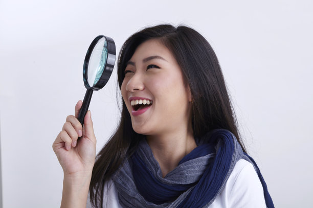 在白色背景上用放大镜的女人图片下载