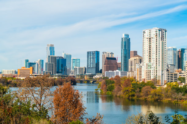 奥斯汀德克萨斯州秋天的颜色在特拉维斯高地俯瞰图片下载