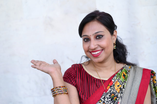 快乐的女人指着白色的墙图片下载