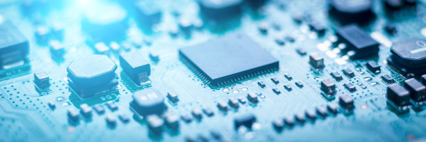 蓝色电路板上的微型芯片图片下载