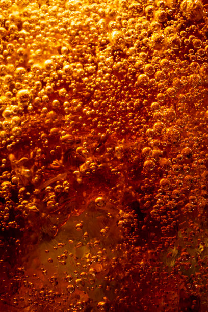 背景的可乐与冰和泡沫。侧视图背景的清爽可乐调味苏打与碳酸与复古色调图片下载