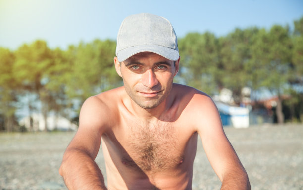 沙滩上的白人男人。夏天图片下载