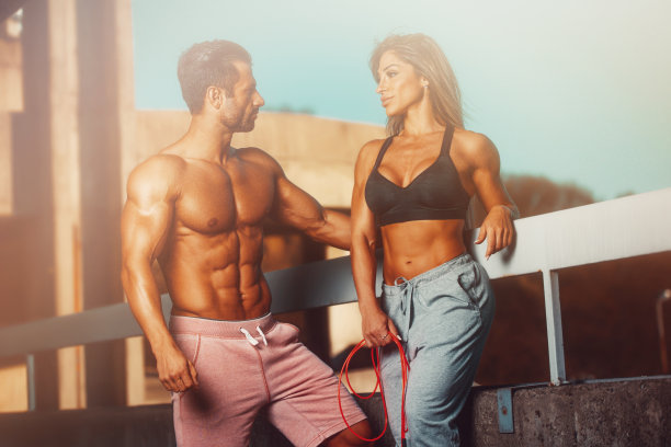 一对情侣在户外训练期间图片下载