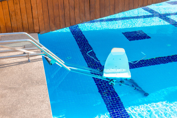 轮椅，进入泳池的轮椅。图片下载