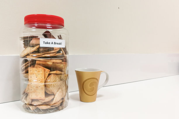 塑料罐里的饼干，上面有休息的字样图片下载